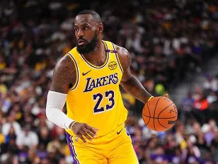 世界杯手机观看-詹姆斯出战17分钟，投篮15中6得到18分4篮板6助攻3抢断